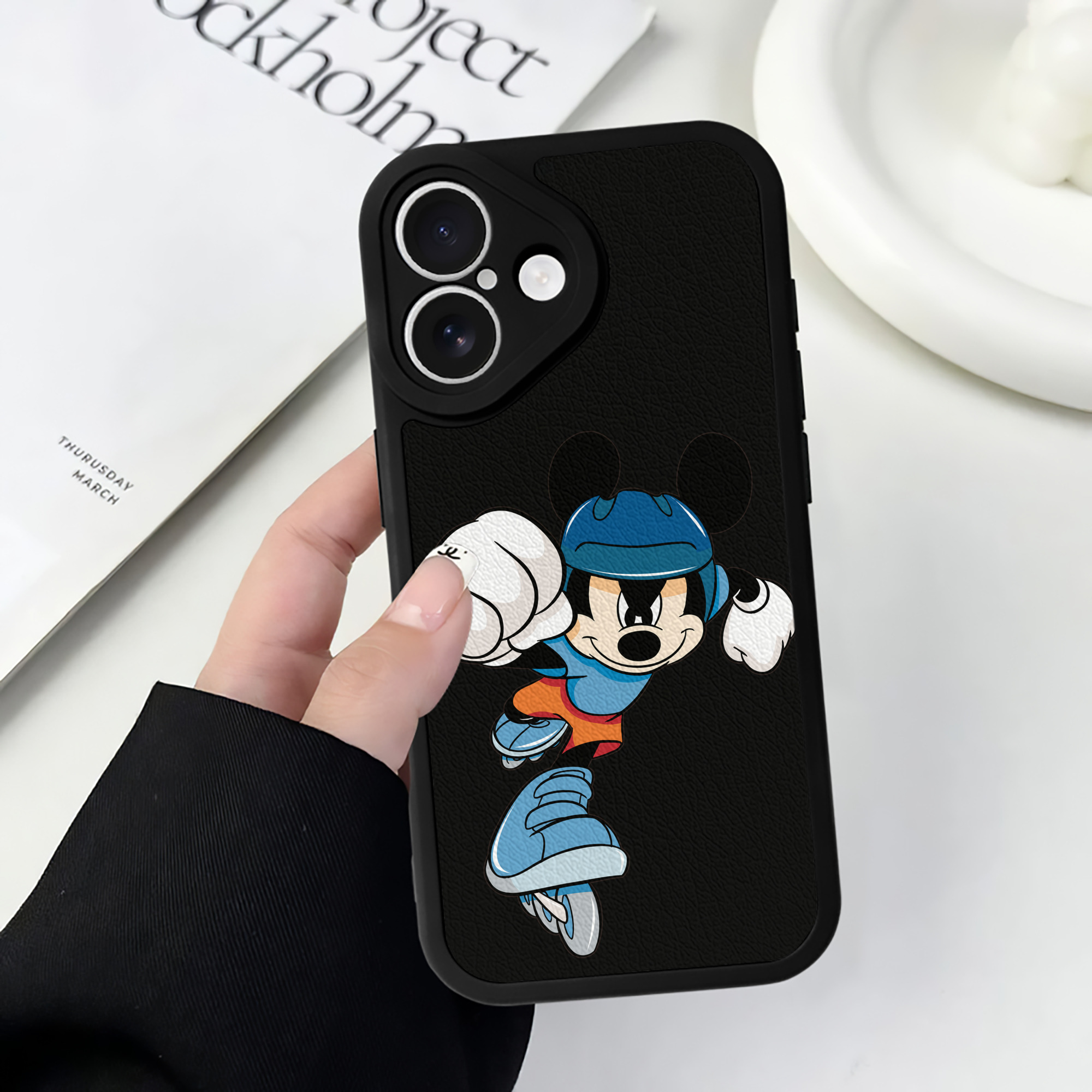 （画像用） ミッキーマウス Mickey Mouse 【iPhone 16シリーズ対応】シリコンスマホケース（レザー調） 材質：シリコン